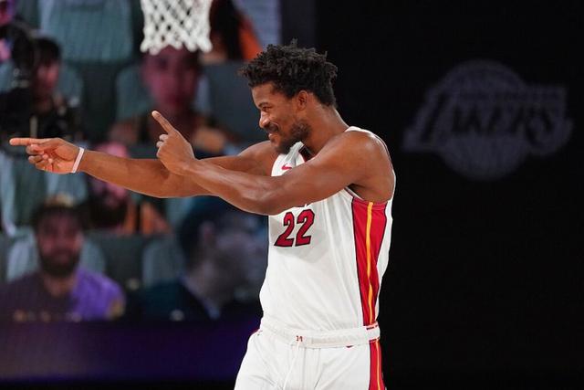 奥尼尔现场观看中国女篮比赛 与老友姚明重逢