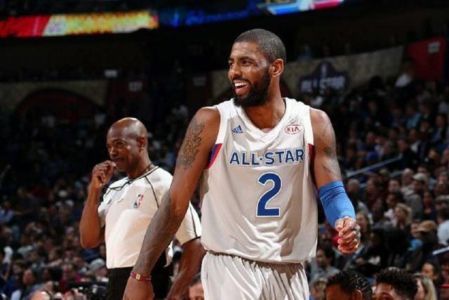 奥尼尔现场观看中国女篮比赛 与老友姚明重逢