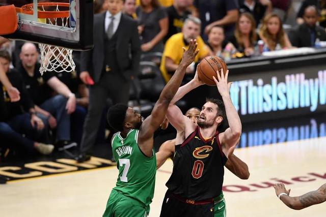 王哲林35+16上海胜同曦 贺希宁31分深圳胜北控