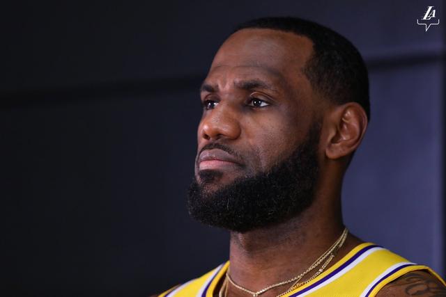 王哲林35+16上海胜同曦 贺希宁31分深圳胜北控