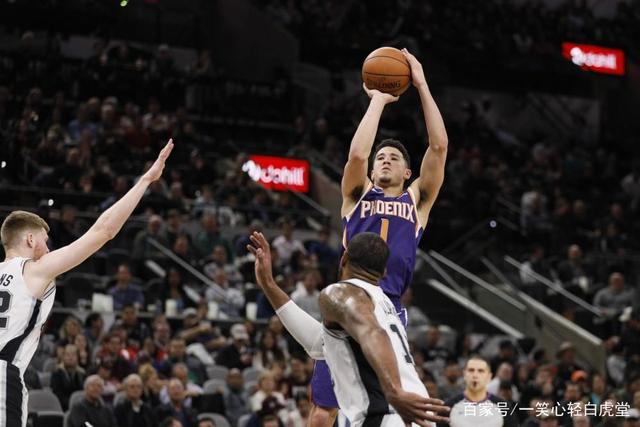 记者：李凯尔脚部仍有些肿胀 正常走路无大碍